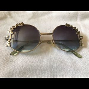 Sunglasses with floral details